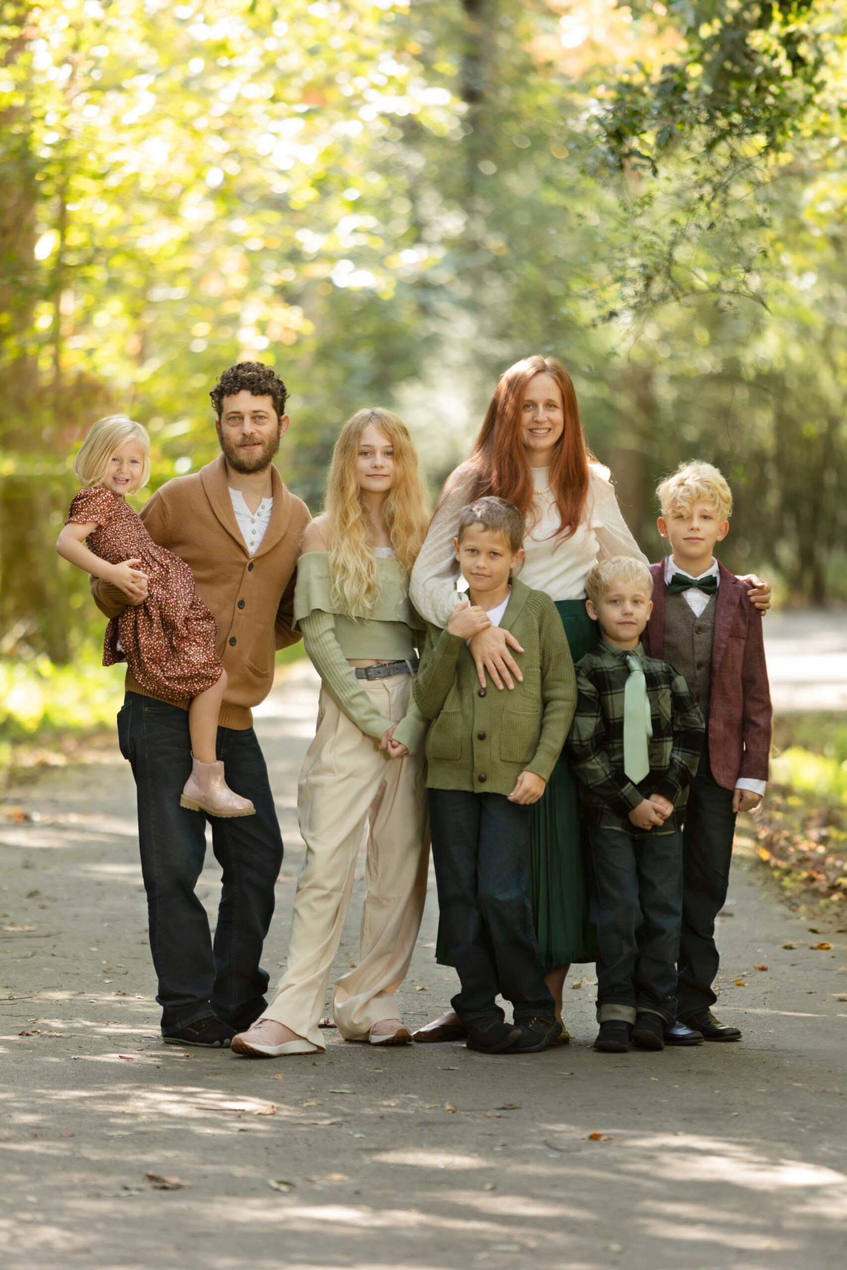 Family of 7 on beautiful wooded walkway in Cumming, Georgia